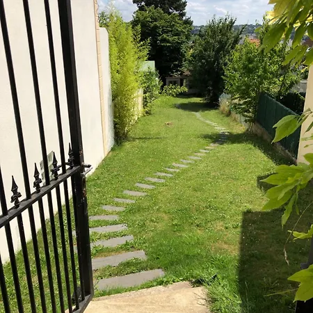 Holiday home Maison Individuelle Sur Jardin Proche Gare Et Disneyland Thorigny-sur-Marne